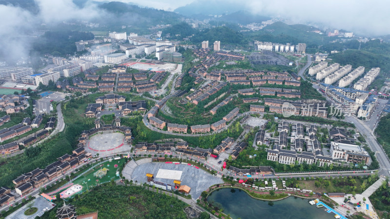 4k航拍晴隆阿妹戚托小镇 云雾缭绕小镇