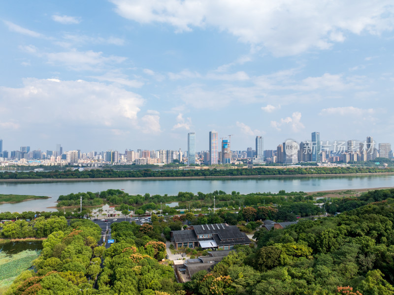 航拍长沙橘子洲头湘江两岸江景城市天际线