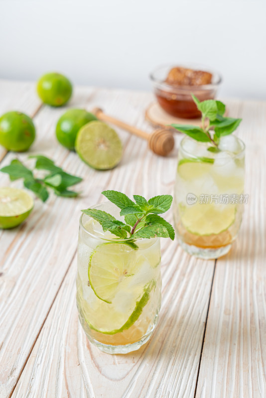 木质桌面上的薄荷青柠饮品