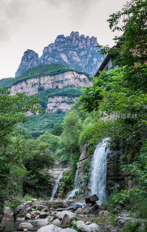 山间溪流瀑布自然风景