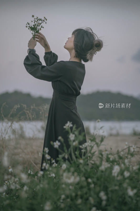 站在花草丛中的美丽女人肖像