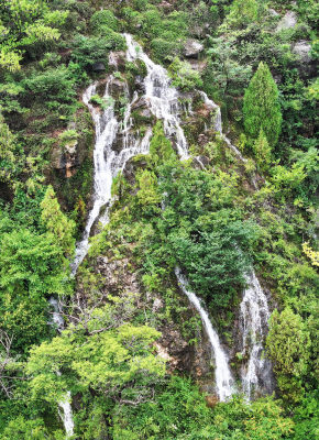 山东枣庄山亭区群山之中的飞瀑流泉美景