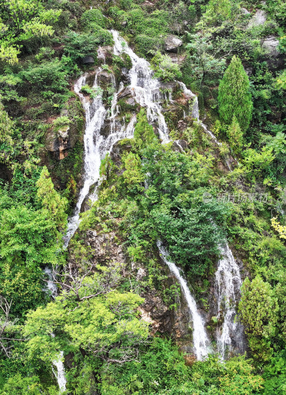 山东枣庄山亭区群山之中的飞瀑流泉美景