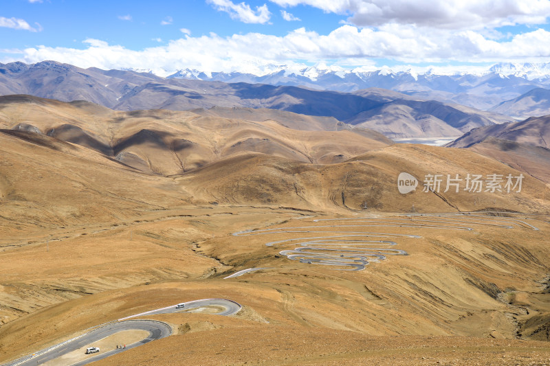 西藏高原地区雪山公路景观