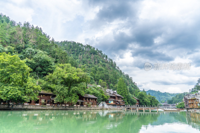 凤凰古城河畔苗族建筑与青山