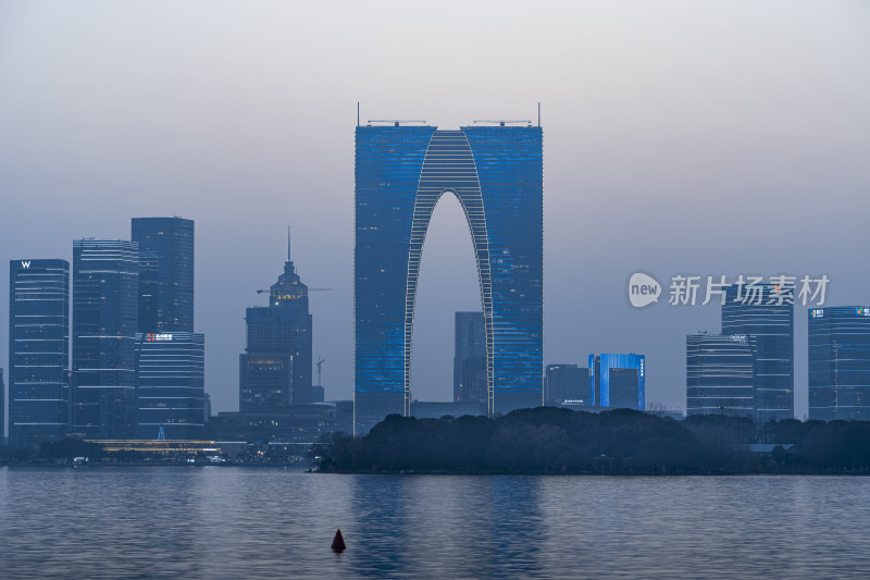 水墨风格苏州金鸡湖城市天际线日落夜景