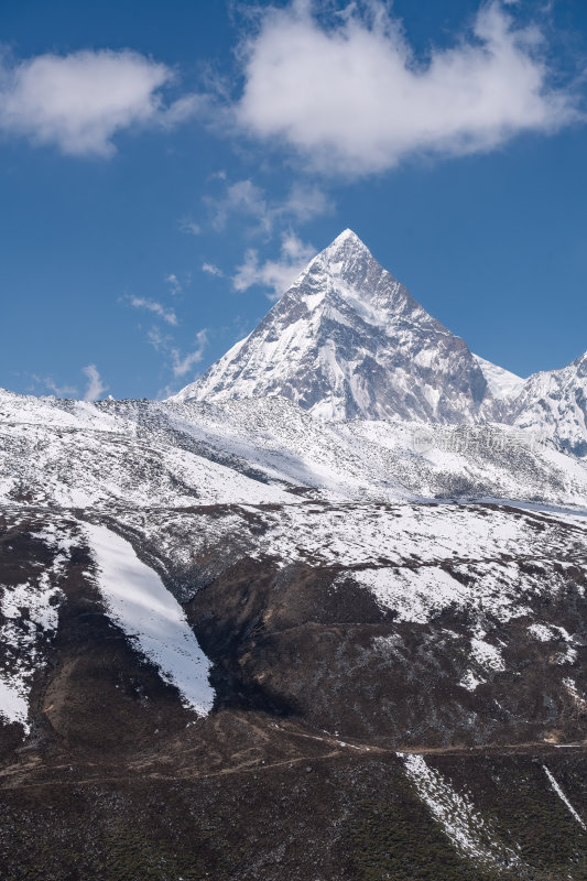 西藏山南洛扎秘境库拉岗日雪山壮丽景色