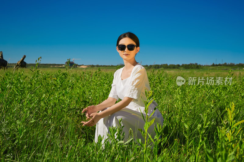 盛夏在草原湿地公园游玩的姑娘