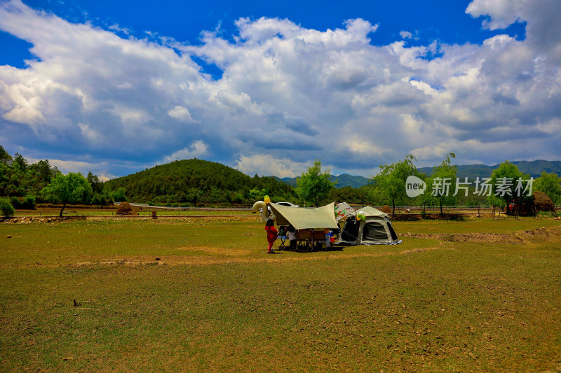 户外草地山林间露营场景