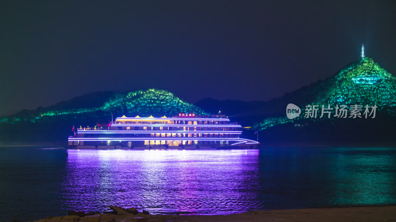 长江三峡夜游观光船