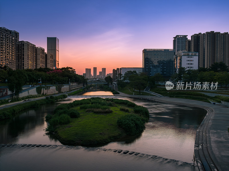 蓝调时刻的城市建筑与河流绿地