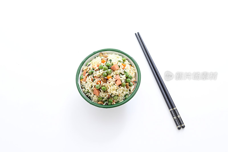白色桌面上的一碗中餐美食豌豆炒饭