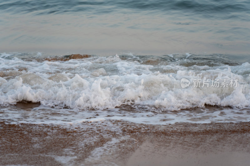 海浪拍打沙滩景象