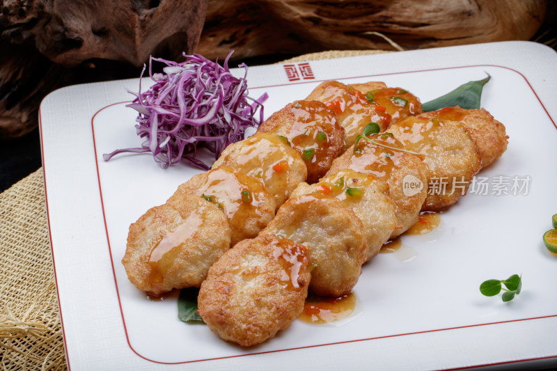 香煎虾肉马蹄饼摆放在麻布垫子上