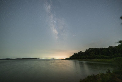 湖面夜空银河璀璨的宁静景象