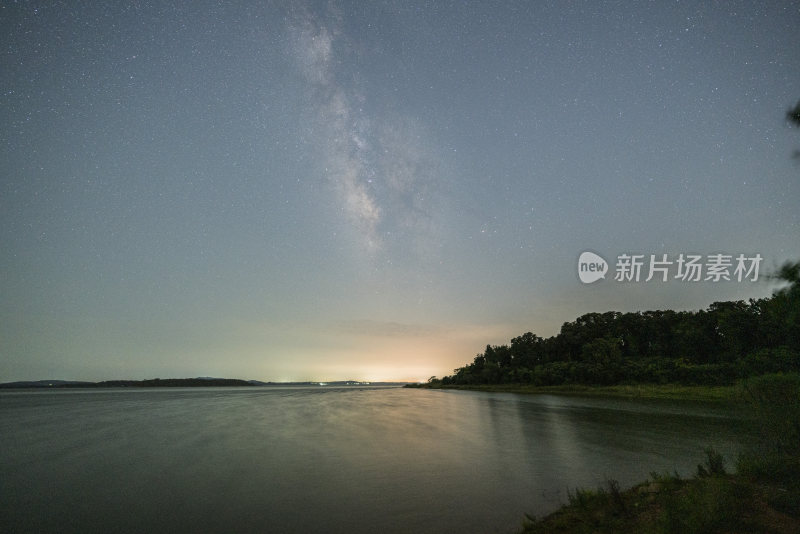 湖面夜空银河璀璨的宁静景象