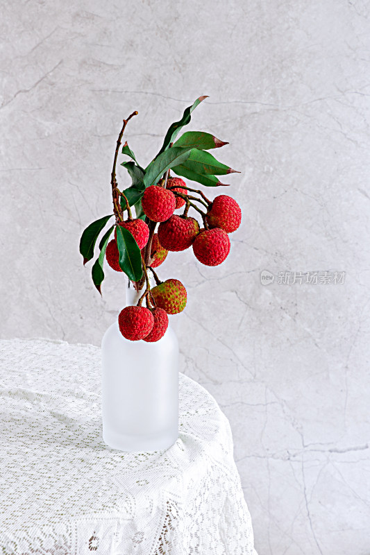 白色桌面上的新鲜夏日水果荔枝