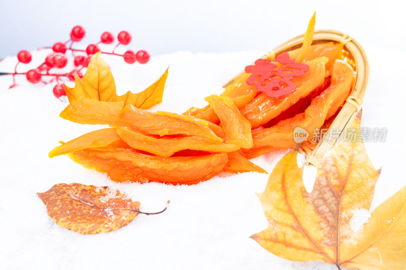 竹篮中摆放的红薯干与秋叶