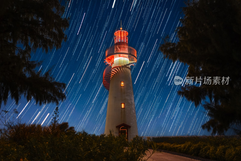 夜空下的灯塔与星轨