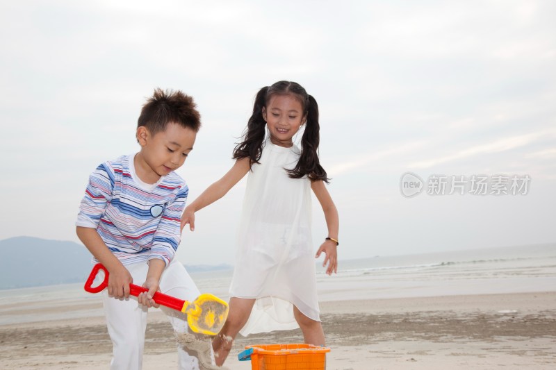 小男孩、小女孩在海滩玩耍