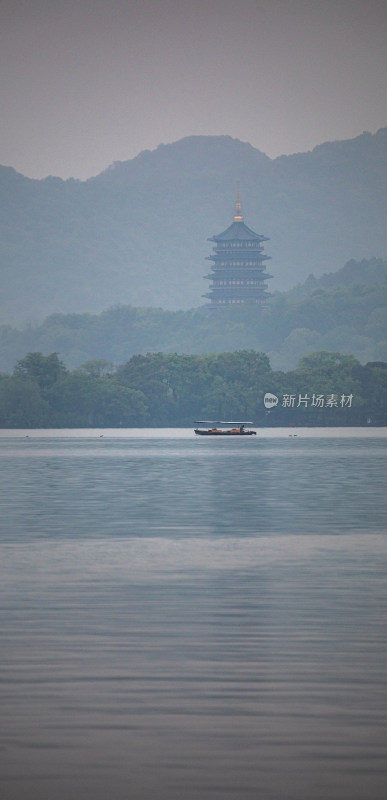 雾色中的西湖山水雷峰塔景观