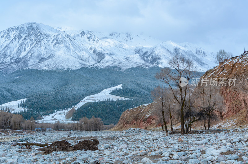 青海海北藏族自治州祁连卓尔山山谷雪山