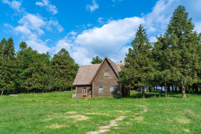 山林间的木质小屋