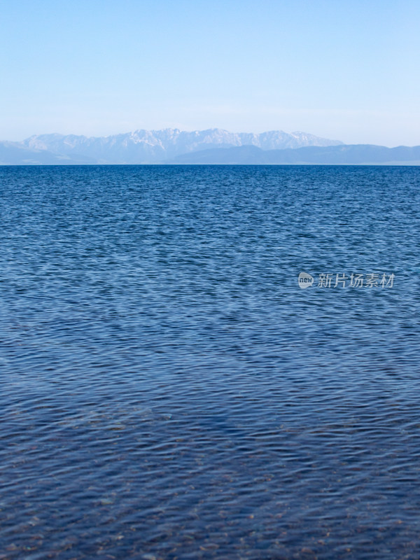 新疆赛里木湖蓝色的湖面自然风景