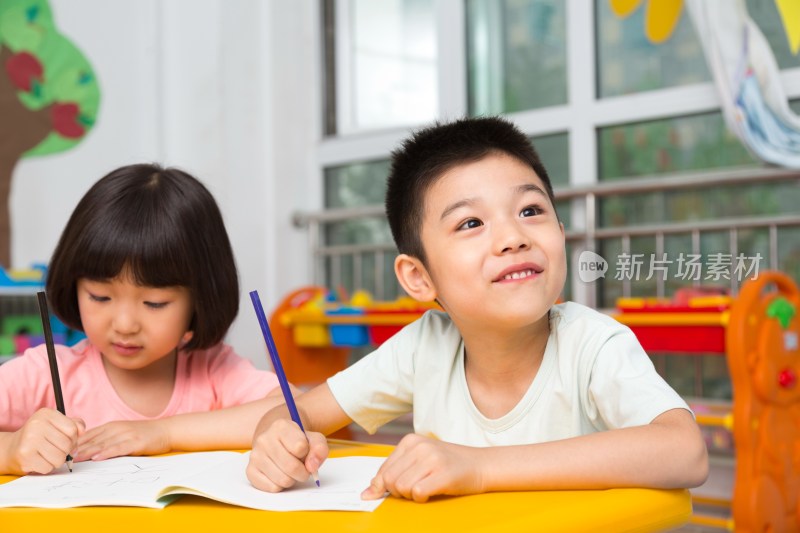 幼儿园儿童在一起学习