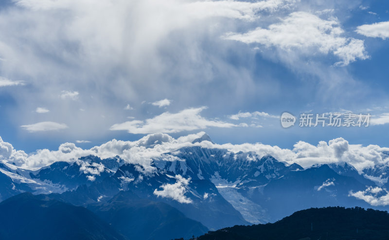 云南迪庆州德钦县-蓝天白云下的梅里雪山