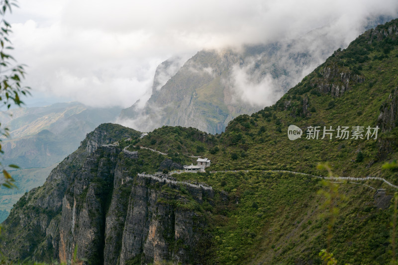 山间云雾缭绕处的蜿蜒道路