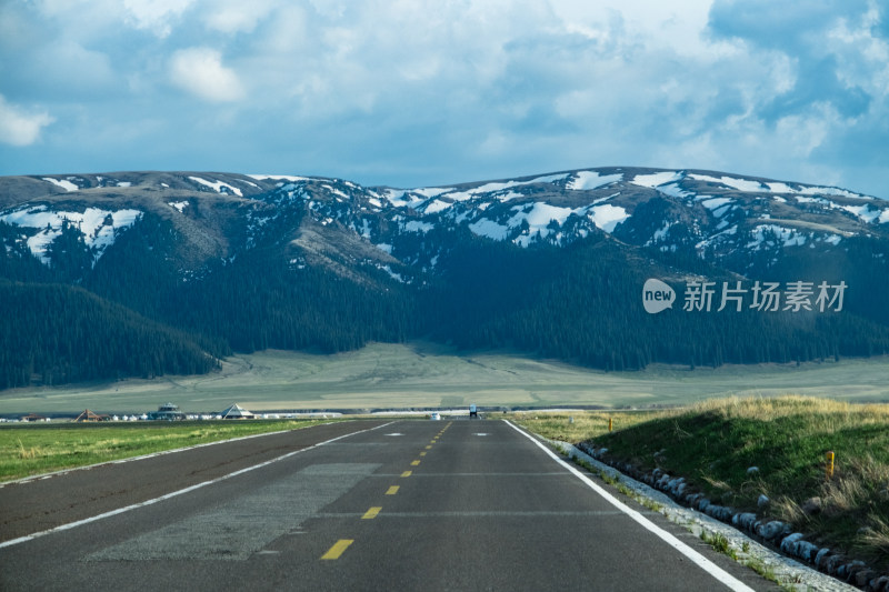 新疆赛里木湖通往雪山的公路