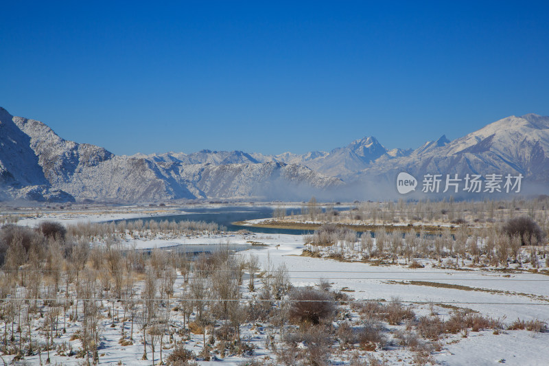 中国西藏冬季拉萨河雪景