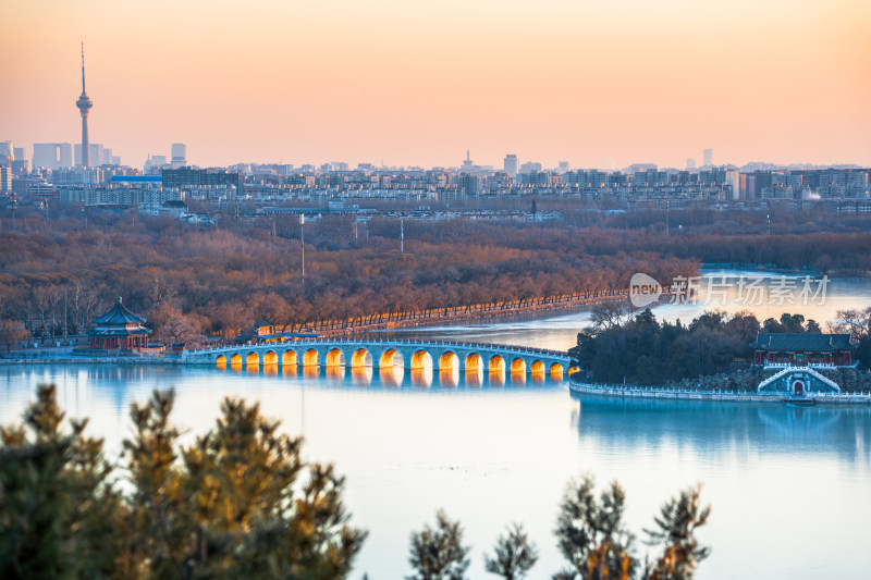 北京夕阳下的城市与十七孔桥全景