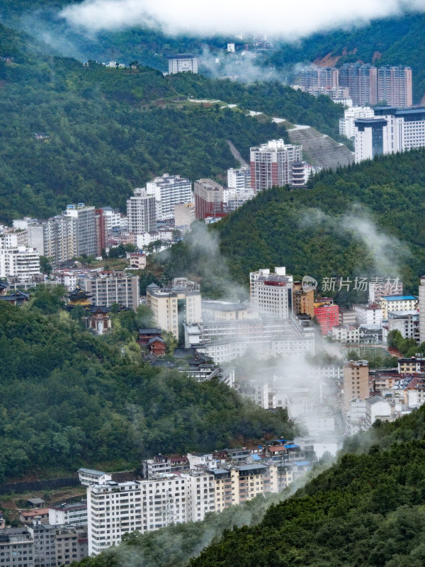 烟雨中的商洛镇安县城航拍