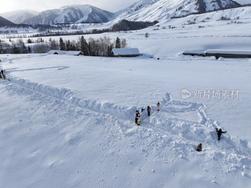 中国新疆阿勒泰禾木冬季雪景白雪覆盖的禾木