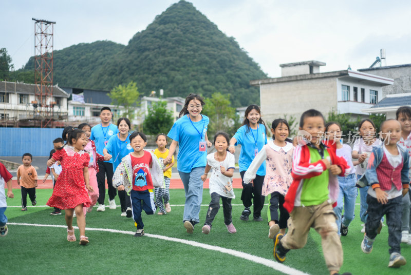 大学生暑期支教志愿者服务山区