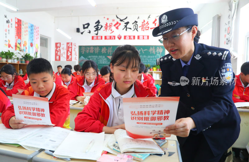 警察向学生科普国家安全教育知识
