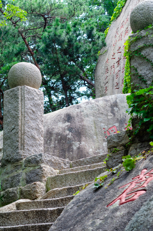 青岛崂山仰口景区，山间的石阶