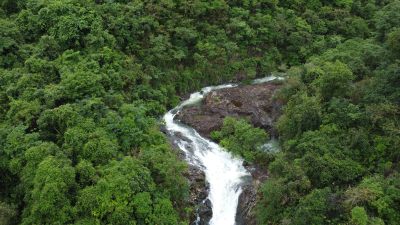 广东东莞：雨后山涧水量充沛 水流湍急