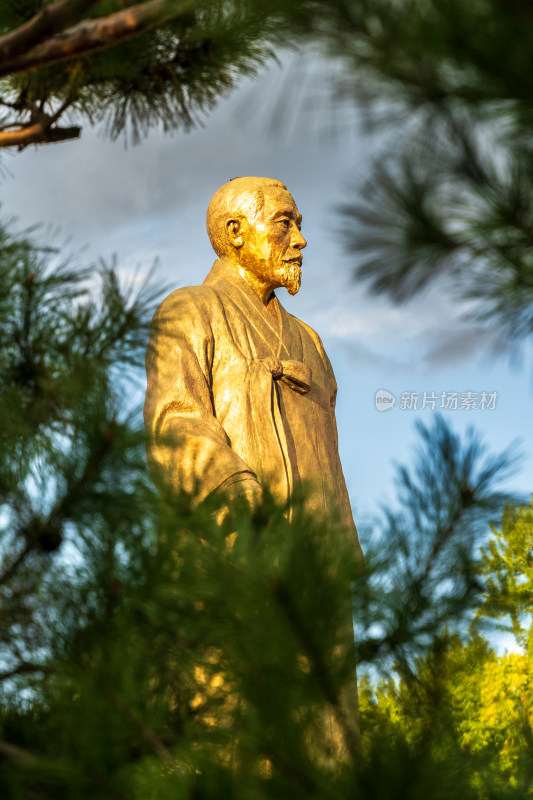 首尔宗庙市民公园的月南李商在先生雕像