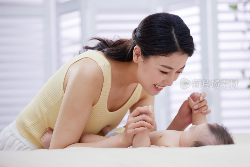 年轻妈妈和宝宝玩耍