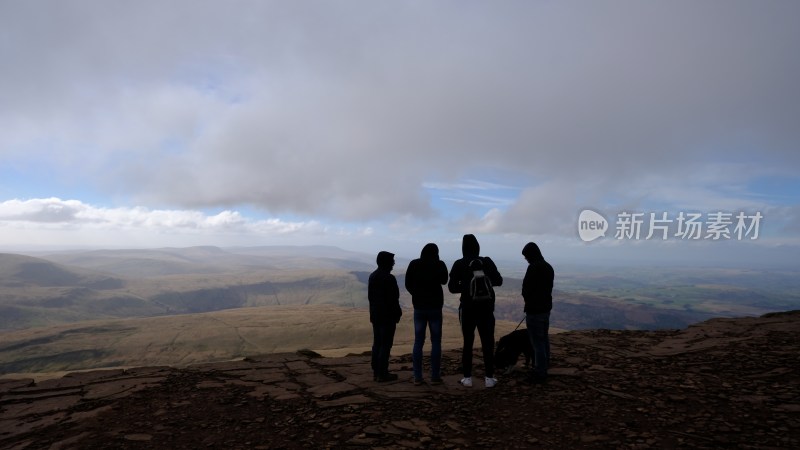 四人山顶眺望远方风景