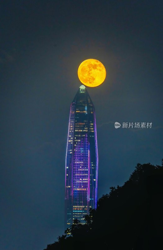 深圳平安金融中心夜景与满月同框