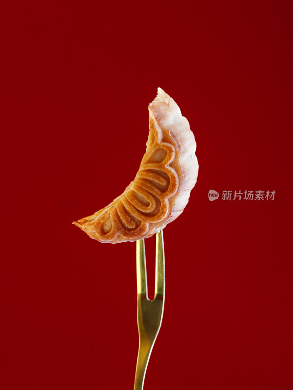 红色背景上，中秋节传统美食月饼的特写