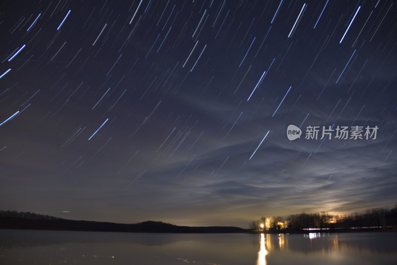 夜晚湖面上的星空星轨