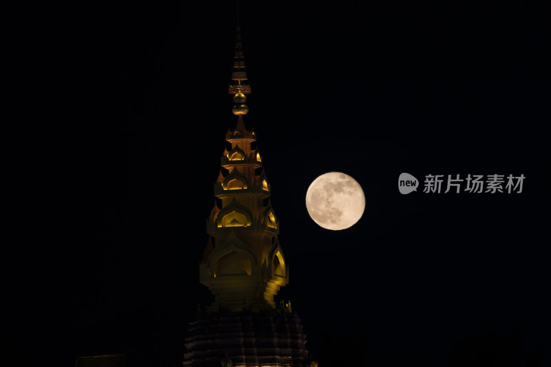 夜间金塔与满月景观