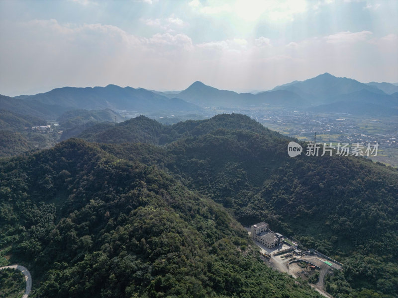 航拍蓝天白云下的青山河流村庄风光