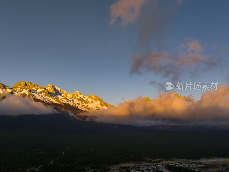 丽江玉龙雪山日照金山