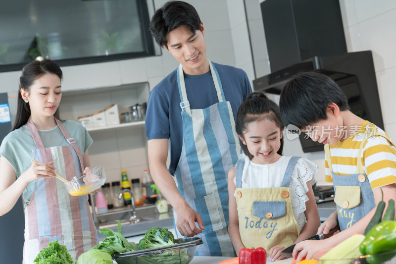 年轻父母教孩子学做饭